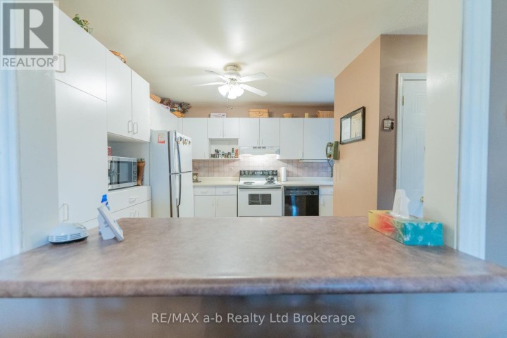 Photo 5 at 8 - 19 Wren Court, Tillsonburg