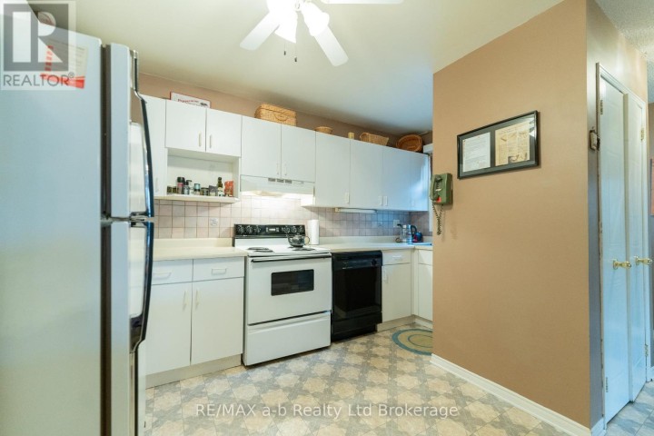 Photo 7 at 8 - 19 Wren Court, Tillsonburg