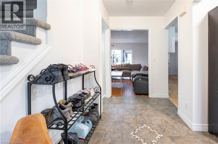 Photo 3 at 10 Evergreen Court, D’aubigny / Evergreen, Brantford
