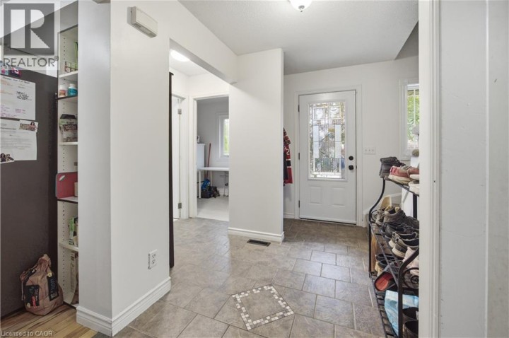 Photo 4 at 10 Evergreen Court, D’aubigny / Evergreen, Brantford