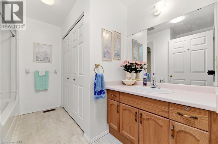 Photo 11 at 19 - 1030 E Colborne Street, Echo Place, Brantford