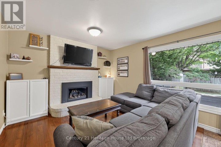 Photo 2 at 27 Sioux Crescent, Woodstock - North, Woodstock