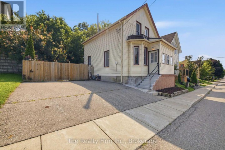 Photo 2 at 17 Douglas Street, Woodstock - South, Woodstock