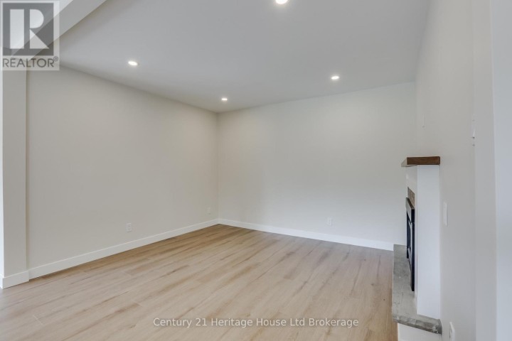 Photo 9 at 98 Maud Street, Woodstock - South, Woodstock