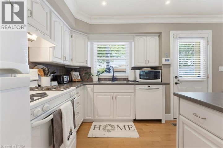 Photo 10 at 35 Varadi Avenue, Brier Park, Brantford