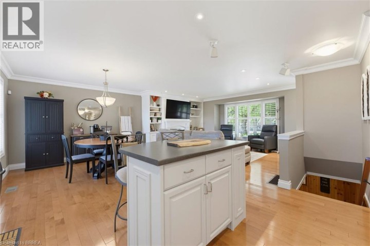Photo 11 at 35 Varadi Avenue, Brier Park, Brantford