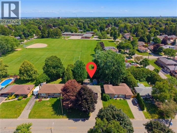 Photo 2 at 35 Varadi Avenue, Brier Park, Brantford