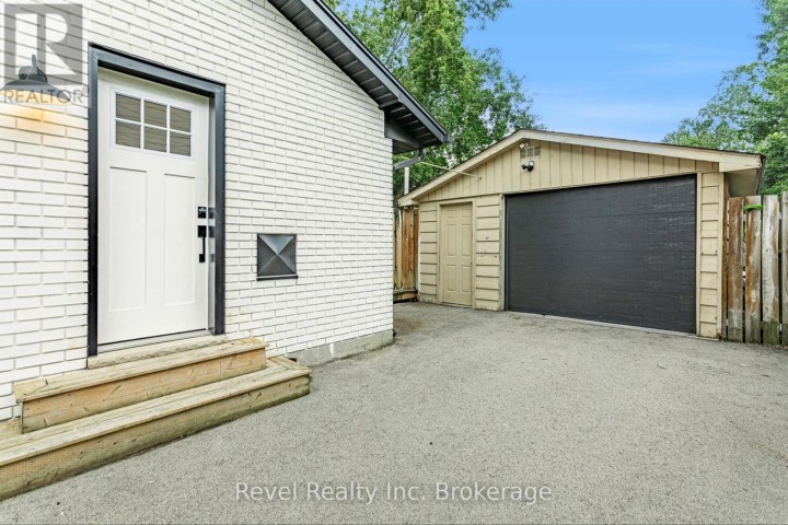 Photo 3 at 811 Hughson Street, Woodstock - North, Woodstock