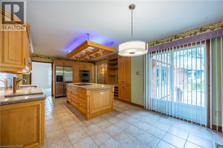 Photo 11 at 68 Royal Oak Drive, Rosedale / Gable Height, Brantford