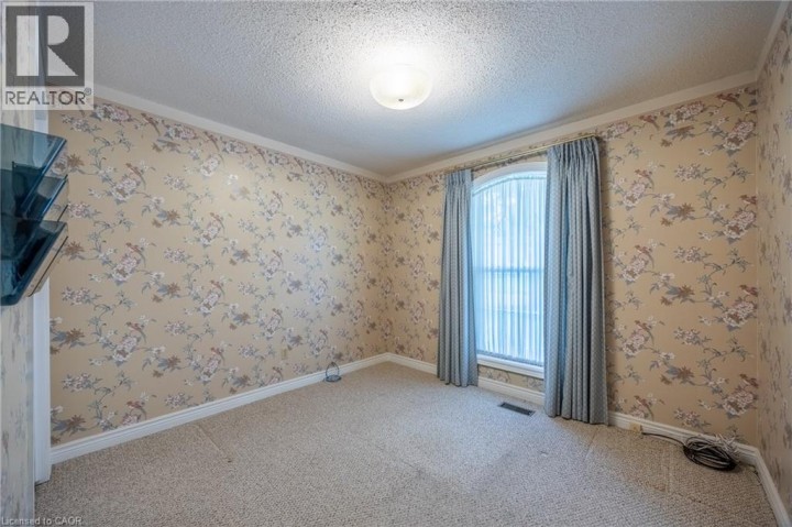 Photo 15 at 68 Royal Oak Drive, Rosedale / Gable Height, Brantford