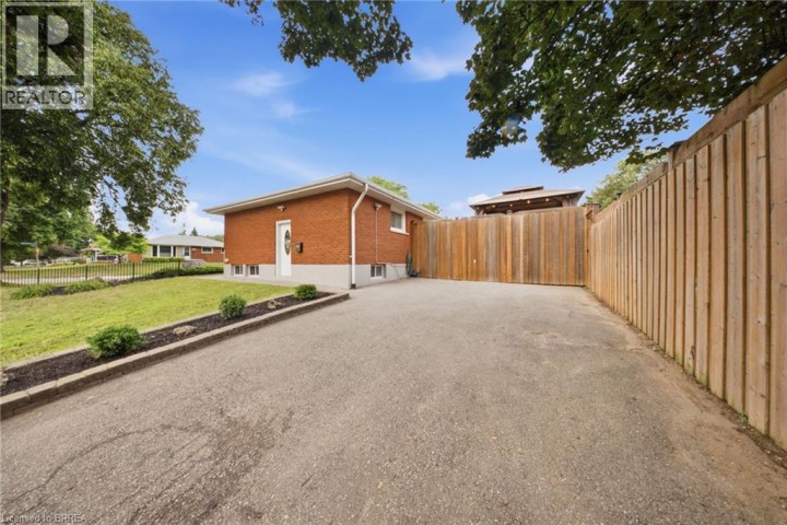 Photo 5 at 2 Frontenac Avenue, Fairview / Greenbrier, Brantford