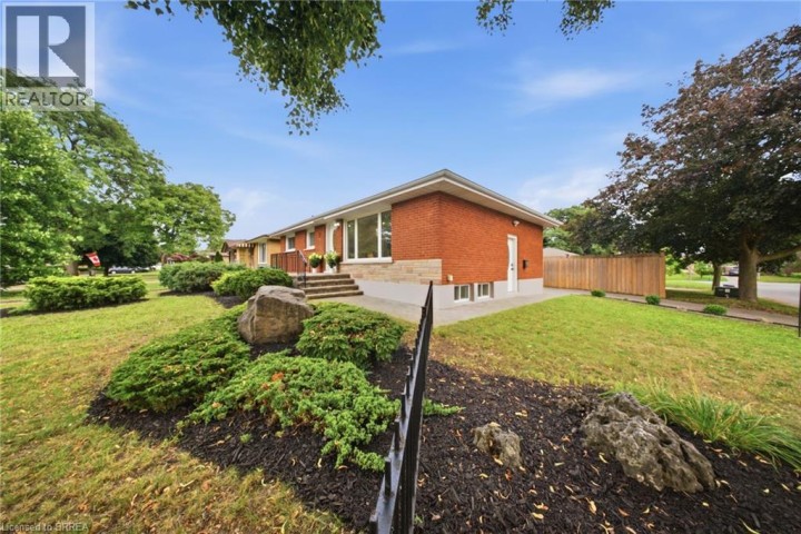 Photo 3 at 2 Frontenac Avenue, Fairview / Greenbrier, Brantford
