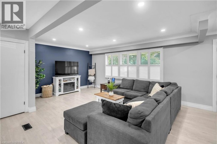 Photo 7 at 18 Kingsmount Crescent, Sw Rural, Brantford