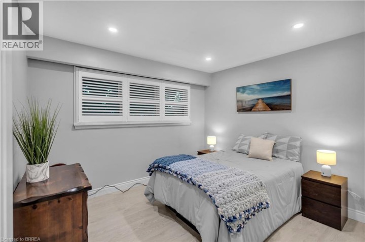 Photo 16 at 18 Kingsmount Crescent, Sw Rural, Brantford