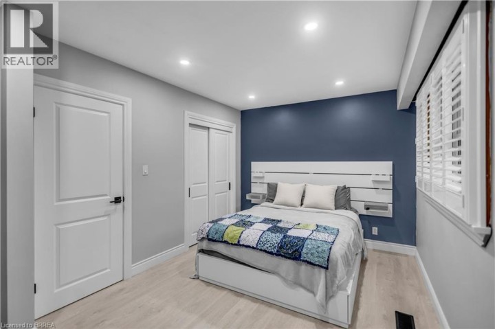 Photo 14 at 18 Kingsmount Crescent, Sw Rural, Brantford