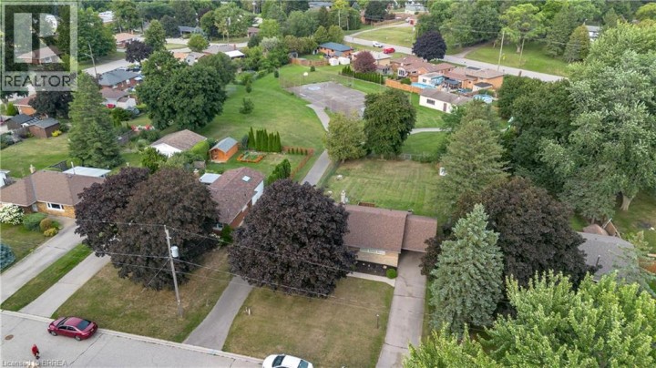 Photo 33 at 18 Kingsmount Crescent, Sw Rural, Brantford