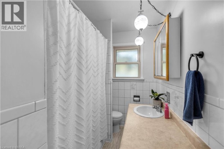 Photo 19 at 18 Kingsmount Crescent, Sw Rural, Brantford