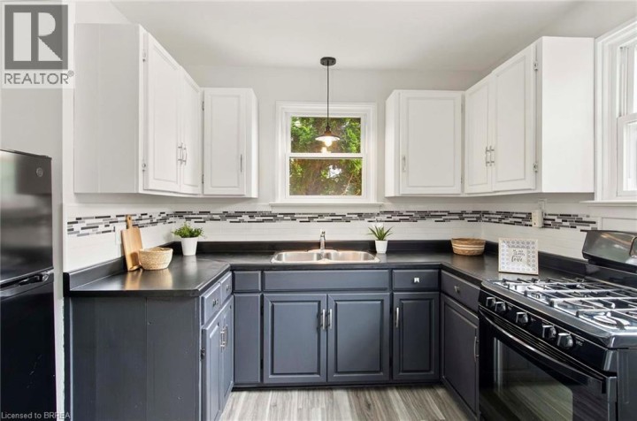 Photo 10 at 20 John Street, Holmedale, Brantford