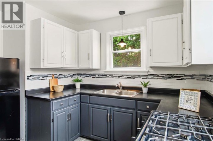 Photo 11 at 20 John Street, Holmedale, Brantford