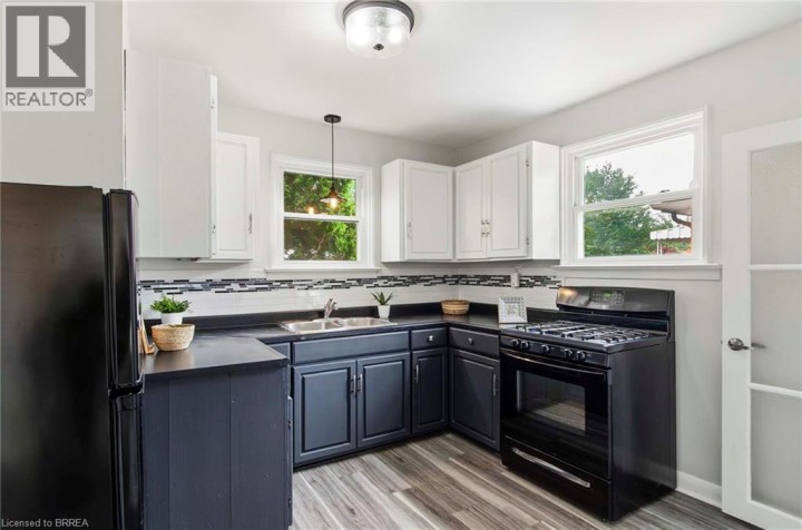 Photo 9 at 20 John Street, Holmedale, Brantford
