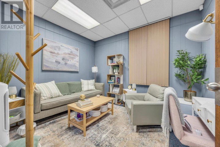 Photo 14 at 905 Dufferin Street, Woodstock - South, Woodstock