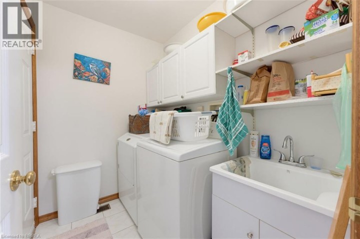 Photo 16 at 2 - 1 Buchanan Crescent, Lynden Hills, Brantford