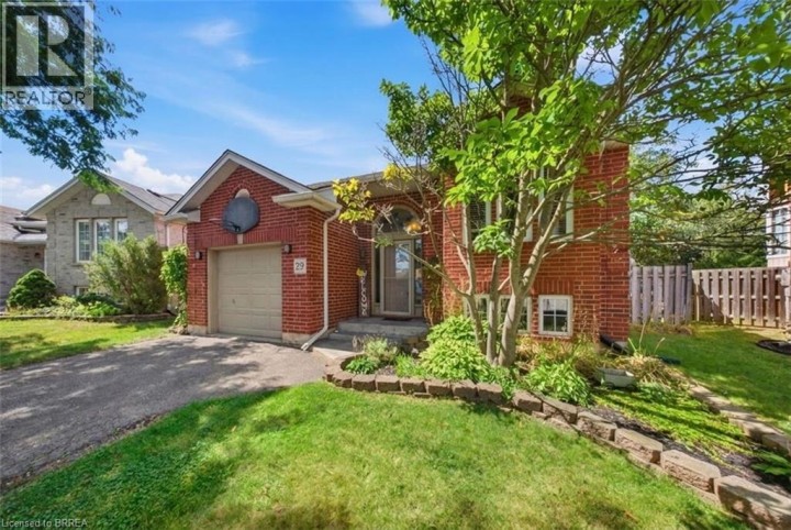 Photo 3 at 29 Strong Court, Rosedale / Gable Height, Brantford
