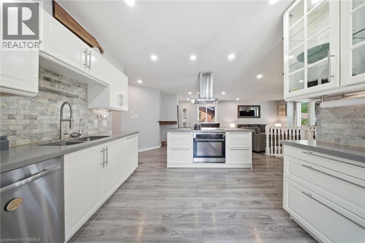 Photo 17 at 29 Strong Court, Rosedale / Gable Height, Brantford