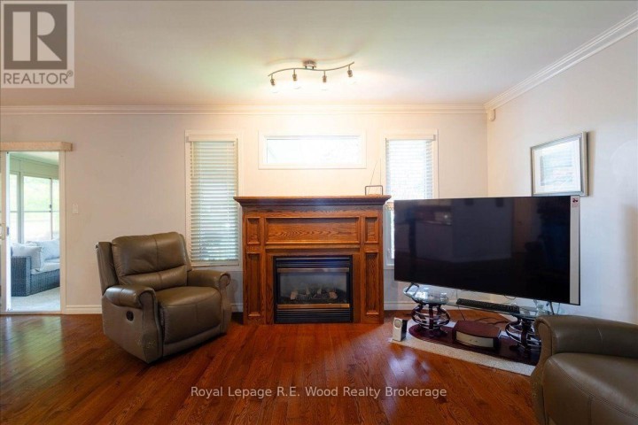 Photo 21 at 2 Oriole Crescent, Woodstock - North, Woodstock