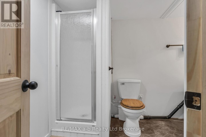 Photo 31 at 18 E Queen Street, Beachville, Ingersoll