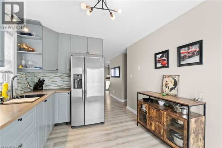 Photo 9 at 63 Donegal Drive, Donegal / Mcguiness, Brantford