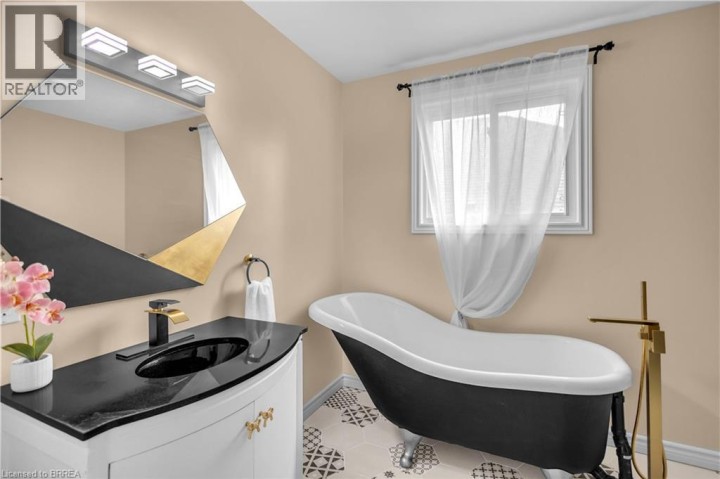 Photo 22 at 4 Dowden Avenue, Donegal / Mcguiness, Brantford
