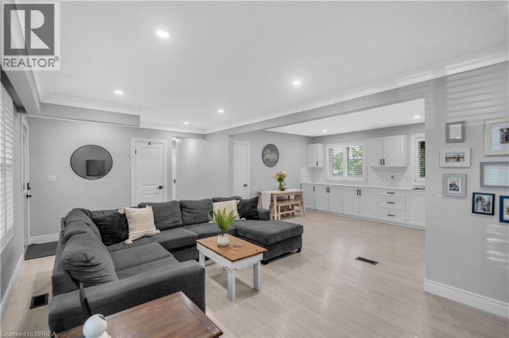 Photo 11 at 18 Kingsmount Crescent, Sw Rural, Brantford