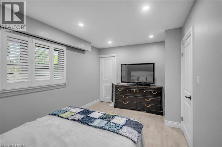Photo 17 at 18 Kingsmount Crescent, Sw Rural, Brantford