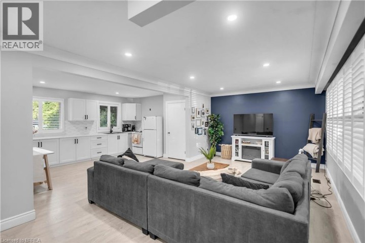 Photo 8 at 18 Kingsmount Crescent, Sw Rural, Brantford