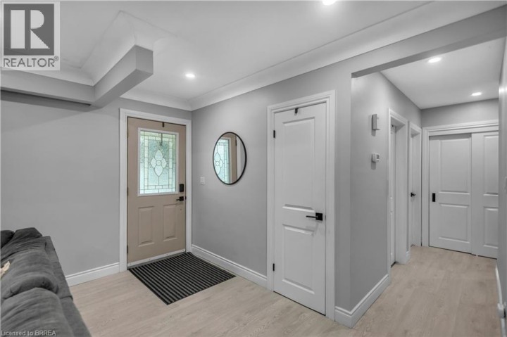 Photo 7 at 18 Kingsmount Crescent, Sw Rural, Brantford