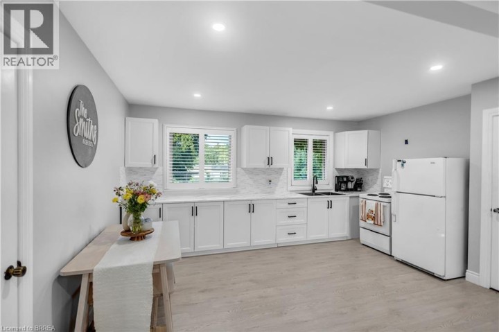 Photo 12 at 18 Kingsmount Crescent, Sw Rural, Brantford