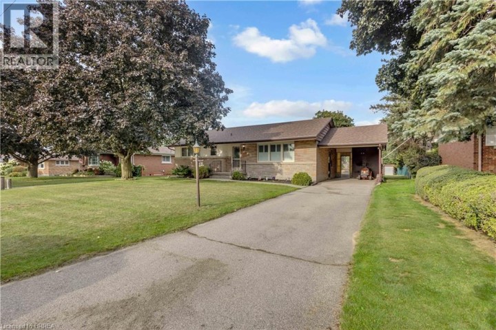 Photo 3 at 18 Kingsmount Crescent, Sw Rural, Brantford