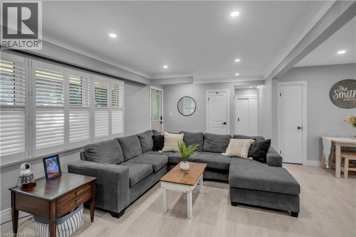 Photo 10 at 18 Kingsmount Crescent, Sw Rural, Brantford