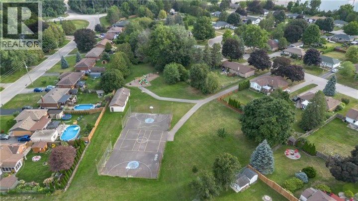 Photo 36 at 18 Kingsmount Crescent, Sw Rural, Brantford