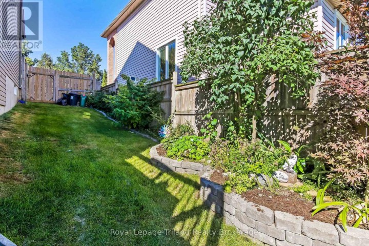 Photo 8 at 847 Hunters Gate Crescent, Woodstock - South, Woodstock