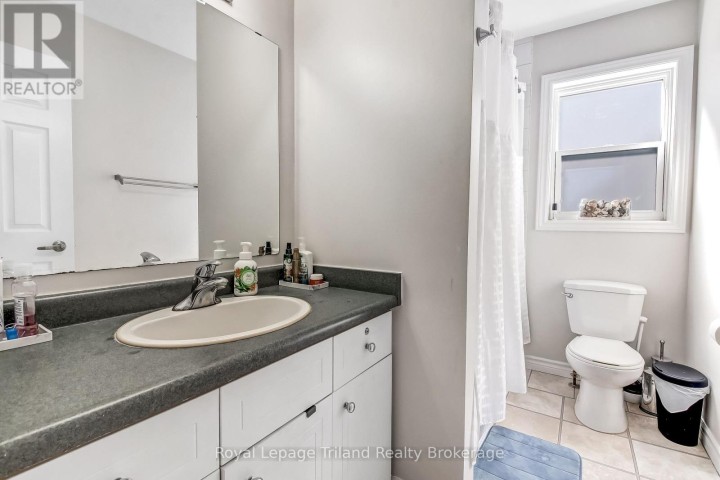 Photo 21 at 847 Hunters Gate Crescent, Woodstock - South, Woodstock