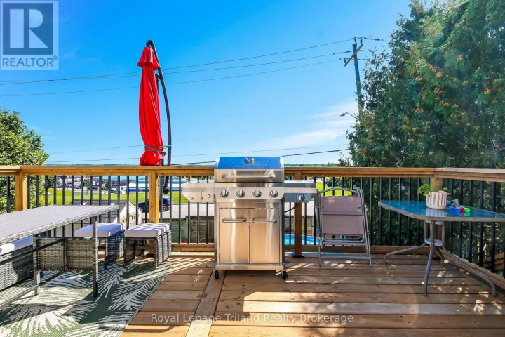 Photo 3 at 847 Hunters Gate Crescent, Woodstock - South, Woodstock