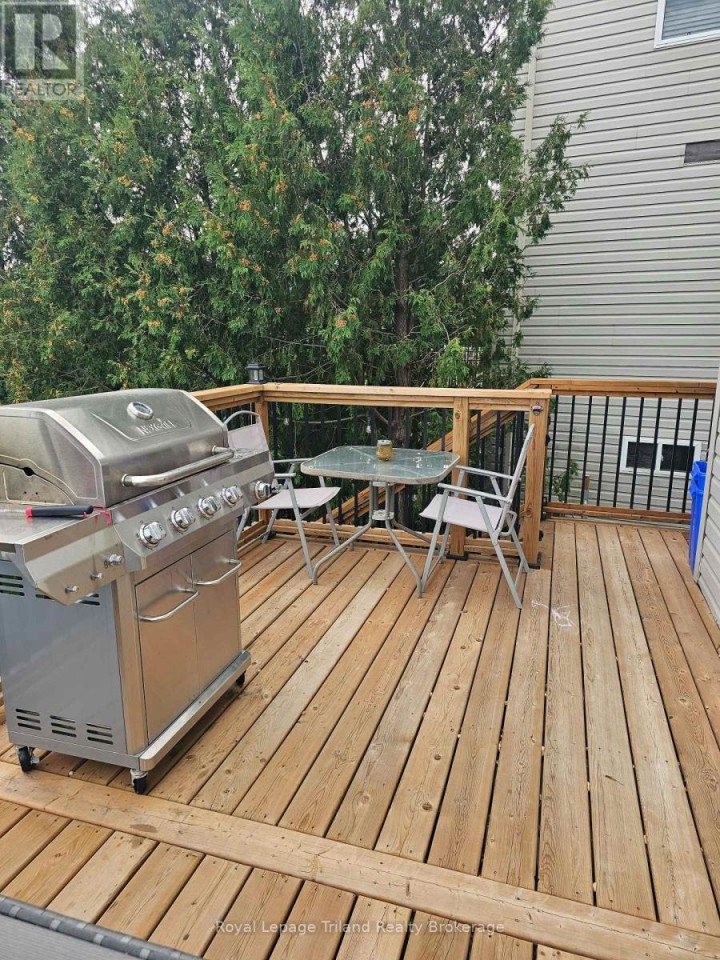 Photo 4 at 847 Hunters Gate Crescent, Woodstock - South, Woodstock