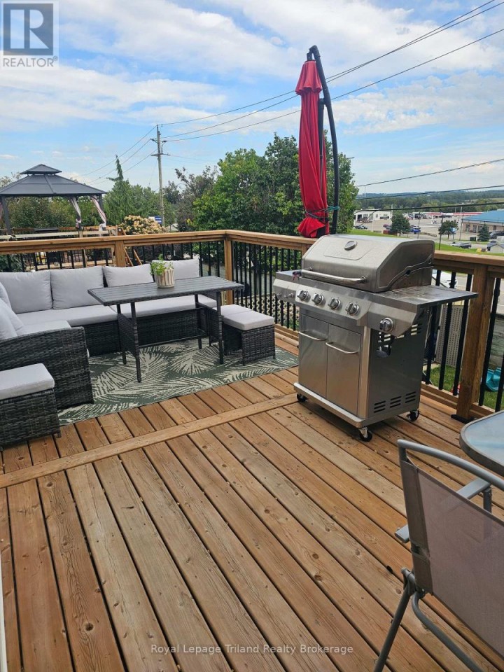 Photo 5 at 847 Hunters Gate Crescent, Woodstock - South, Woodstock