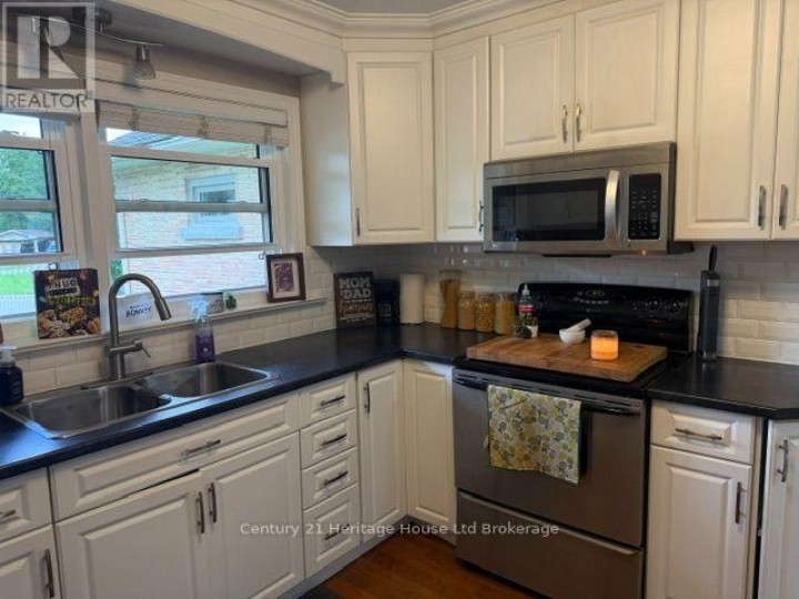 Photo 11 at 31 Parkwood Drive, Tillsonburg