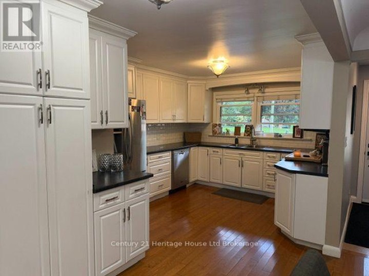 Photo 9 at 31 Parkwood Drive, Tillsonburg