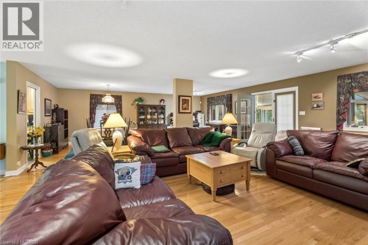 Photo 9 at 8 - 152 Dufferin Avenue, Holmedale, Brantford