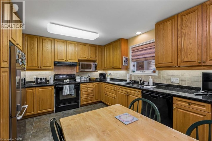 Photo 16 at 8 - 152 Dufferin Avenue, Holmedale, Brantford