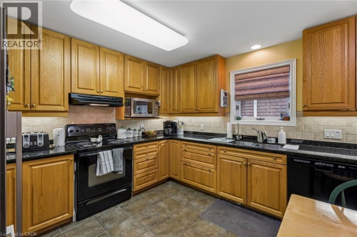 Photo 17 at 8 - 152 Dufferin Avenue, Holmedale, Brantford